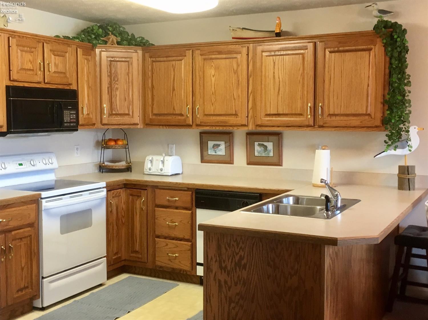 111 West Lakeshore Drive, Kelleys Island, OH 43438