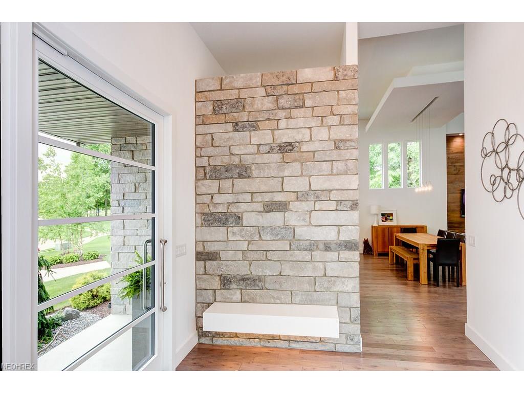 42 Canterbury Cir, Amherst, OH 44001