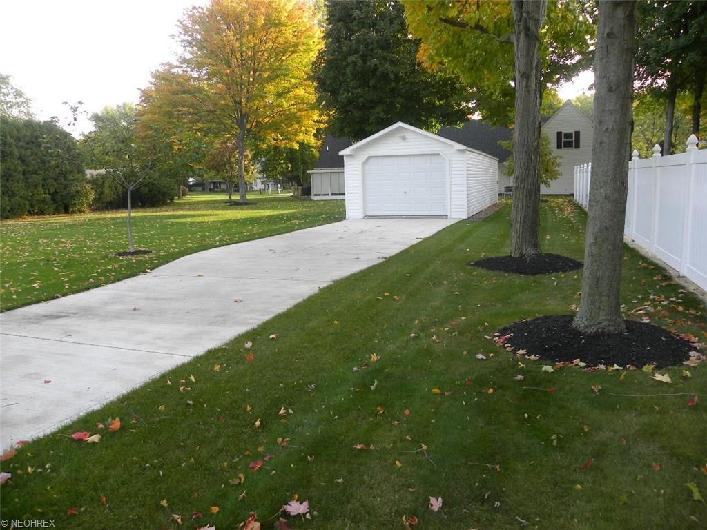 1863 Greenbrier Dr, Ashtabula, OH 44004