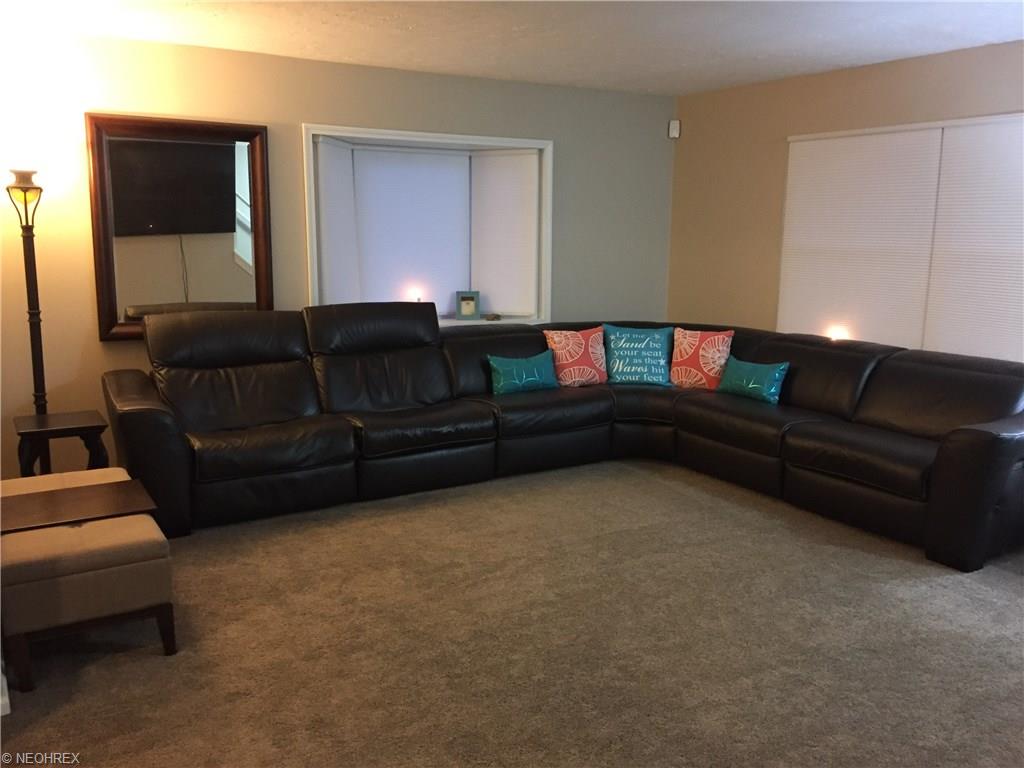 1863 Greenbrier Dr, Ashtabula, OH 44004