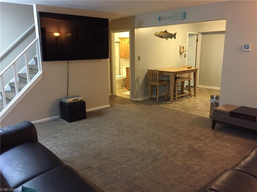1863 Greenbrier Dr, Ashtabula, OH 44004