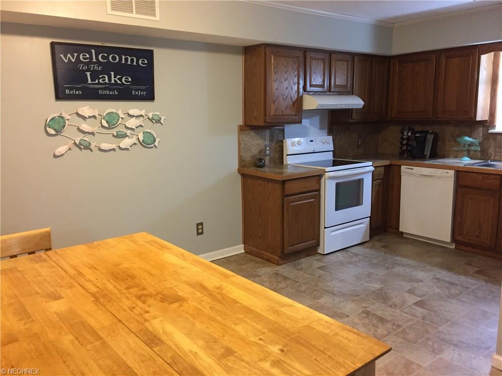 1863 Greenbrier Dr, Ashtabula, OH 44004