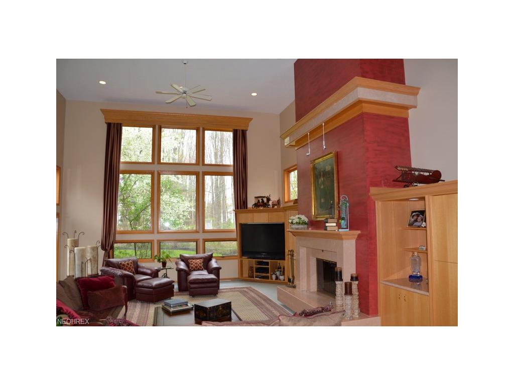 70Easton Ln, Moreland Hills, OH 44022