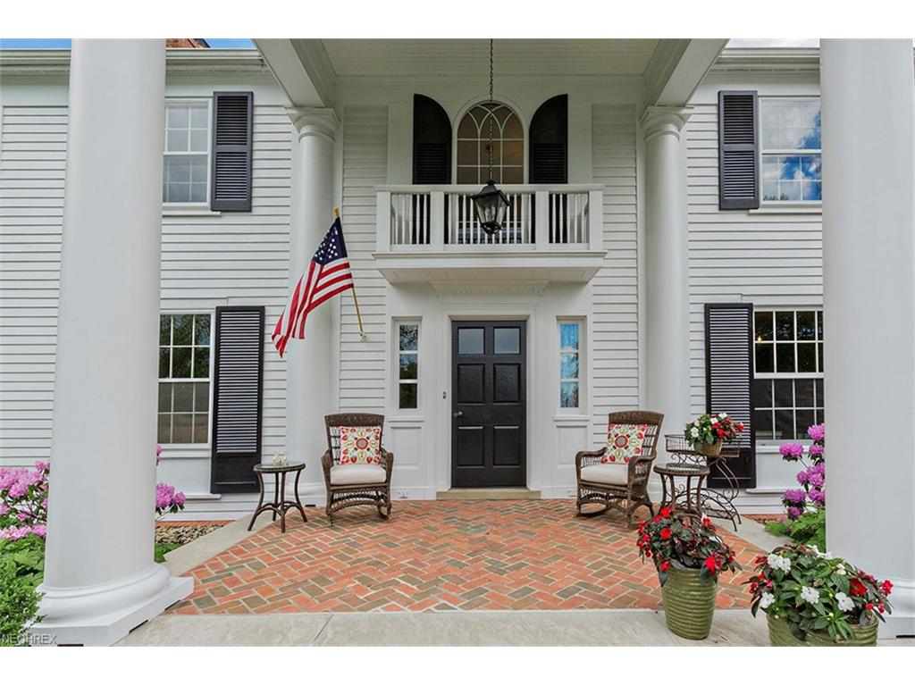 60 Farmcote Dr, Moreland Hills, OH 44022