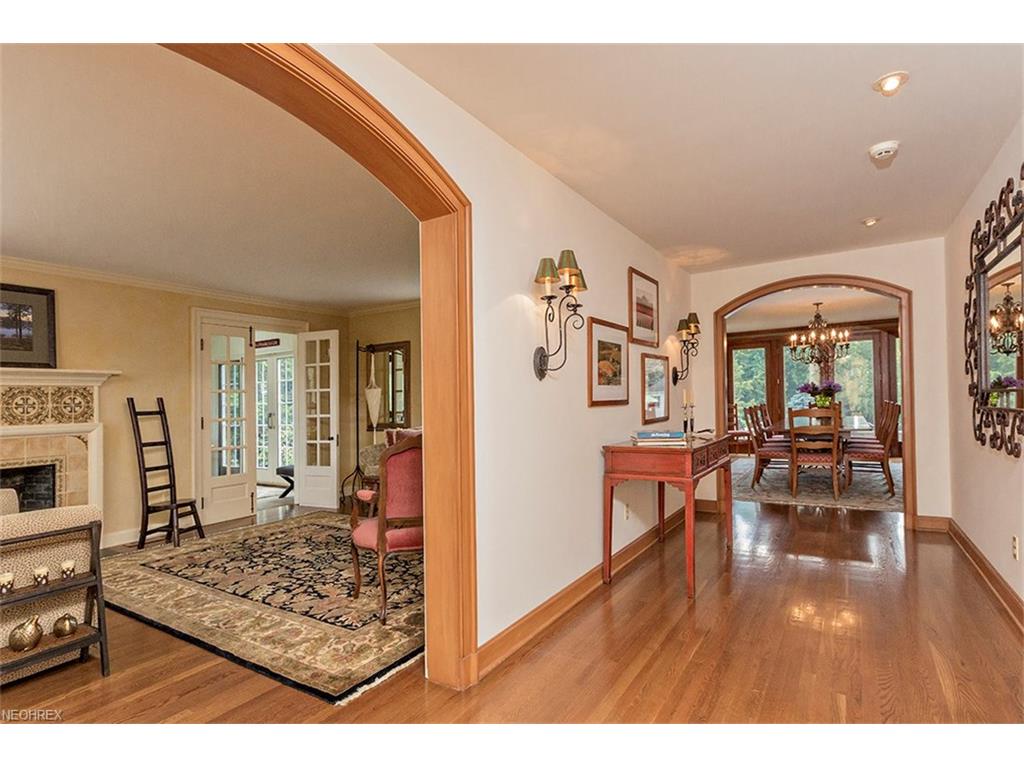 60 Farmcote Dr, Moreland Hills, OH 44022