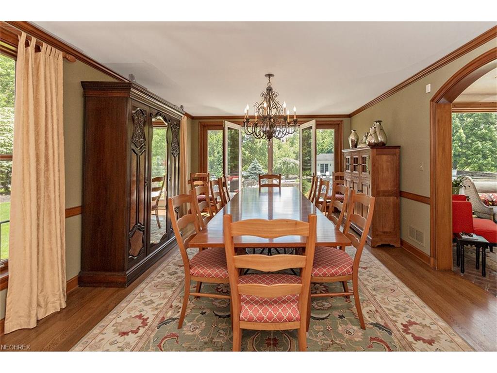 60 Farmcote Dr, Moreland Hills, OH 44022