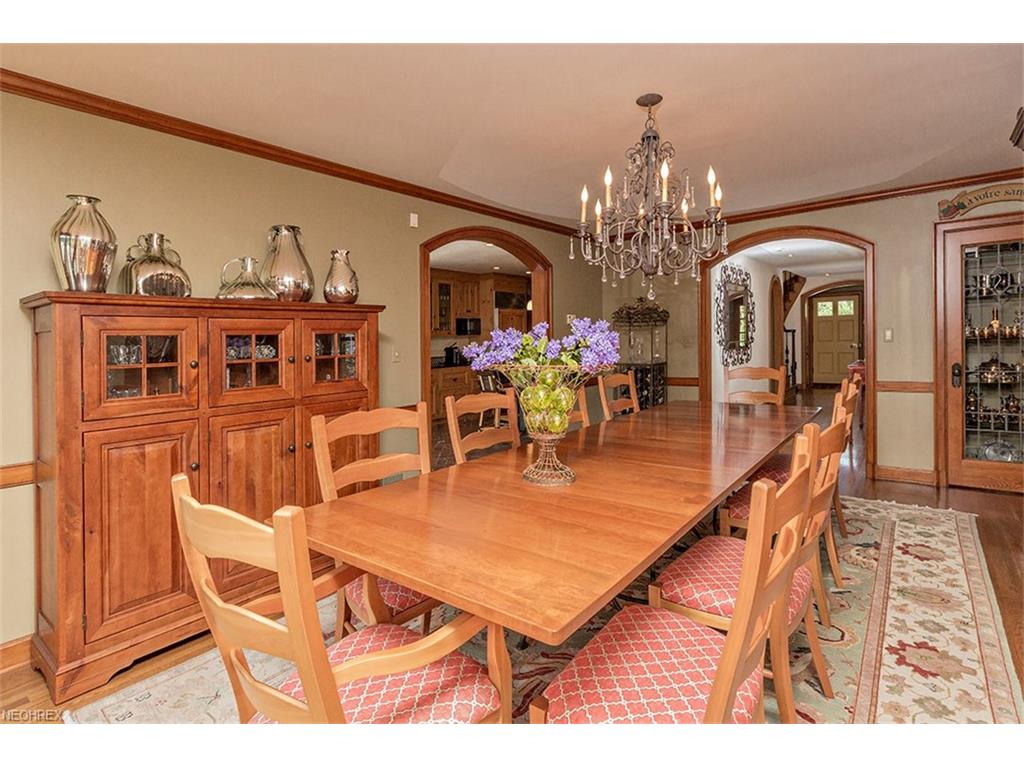 60 Farmcote Dr, Moreland Hills, OH 44022