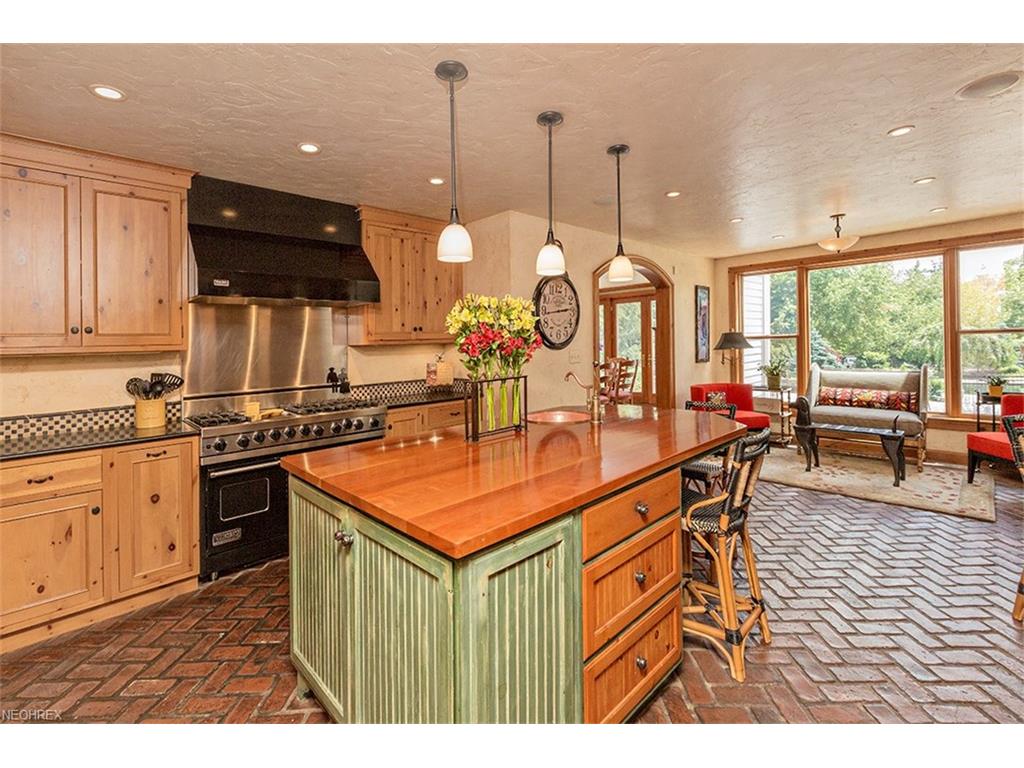 60 Farmcote Dr, Moreland Hills, OH 44022