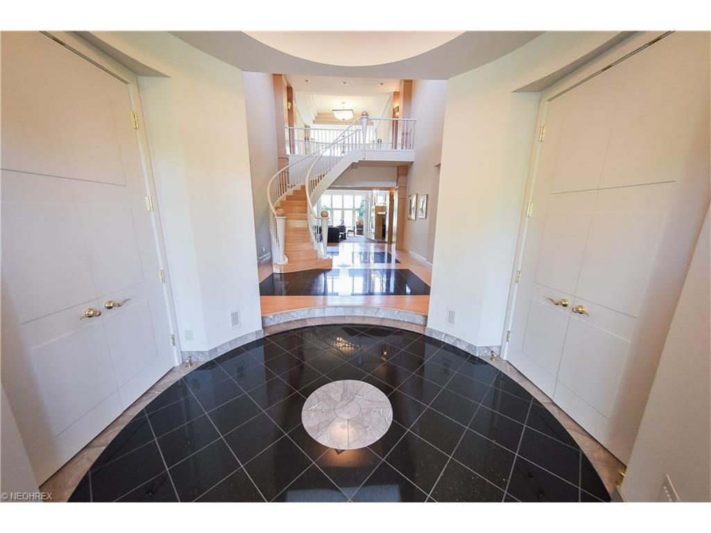 40 Brandon Ct, Moreland Hills, OH 44022