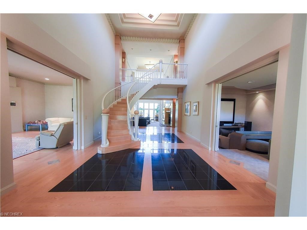 40 Brandon Ct, Moreland Hills, OH 44022