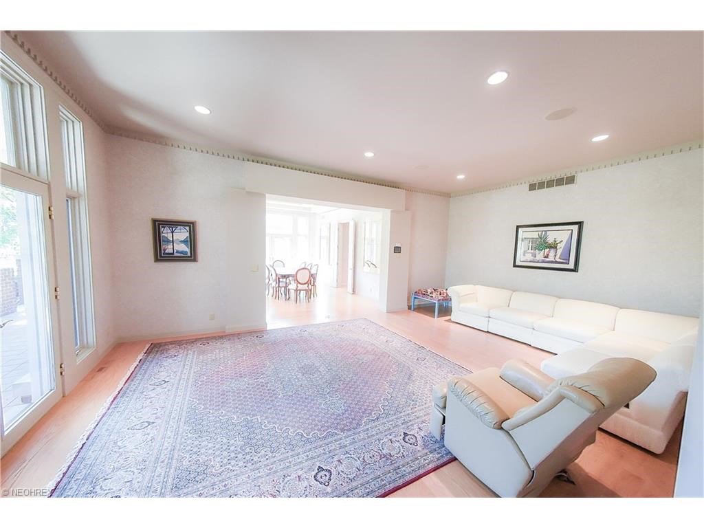 40 Brandon Ct, Moreland Hills, OH 44022