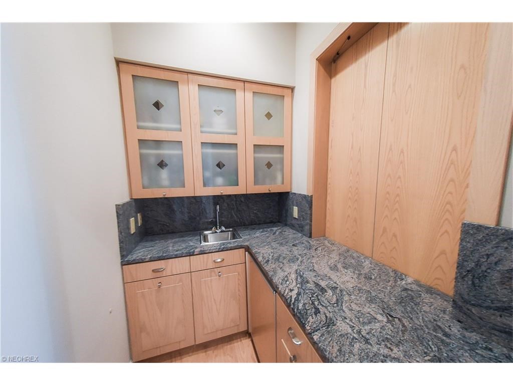 40 Brandon Ct, Moreland Hills, OH 44022