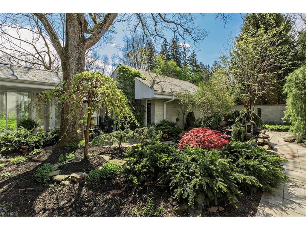 3305 Roundwood Rd, Hunting Valley, OH 44022