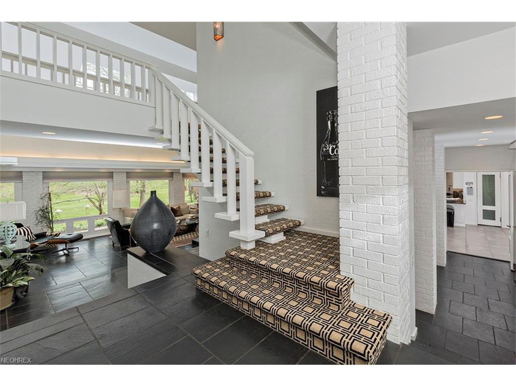 3305 Roundwood Rd, Hunting Valley, OH 44022