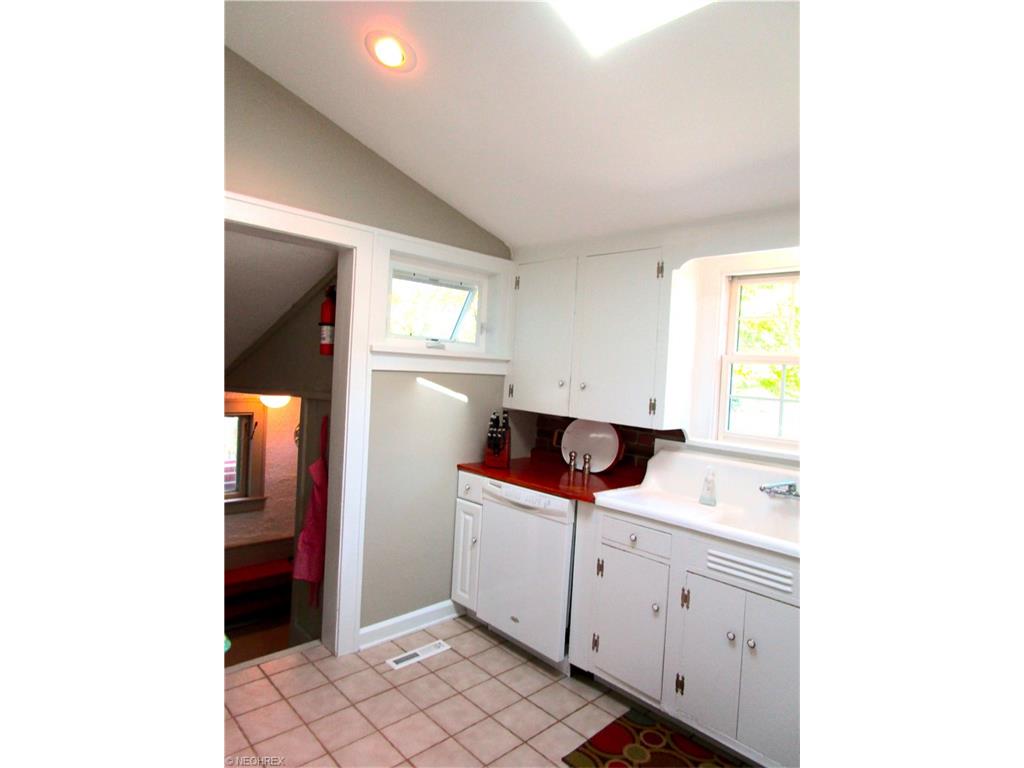 8318 Bainbridge Rd, Chagrin Falls, OH 44023