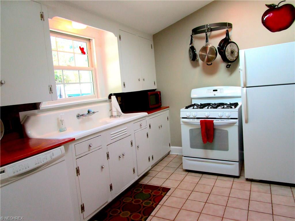8318 Bainbridge Rd, Chagrin Falls, OH 44023