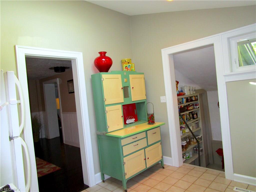 8318 Bainbridge Rd, Chagrin Falls, OH 44023
