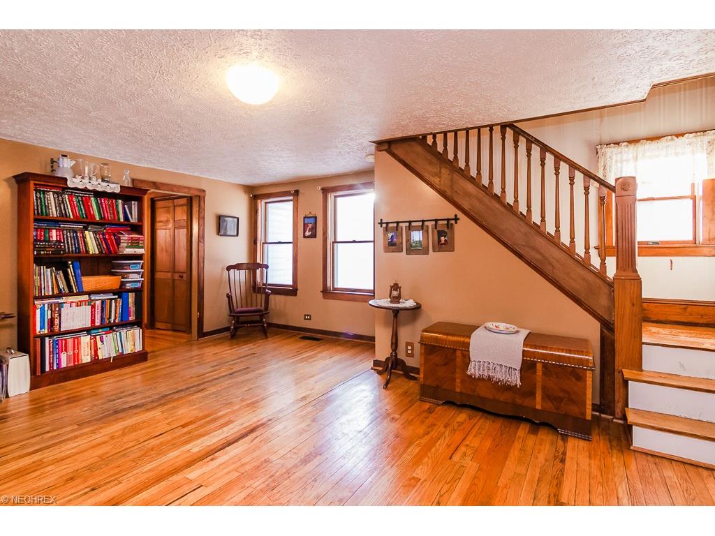 9750 Auburn Rd, Chardon, OH 44024