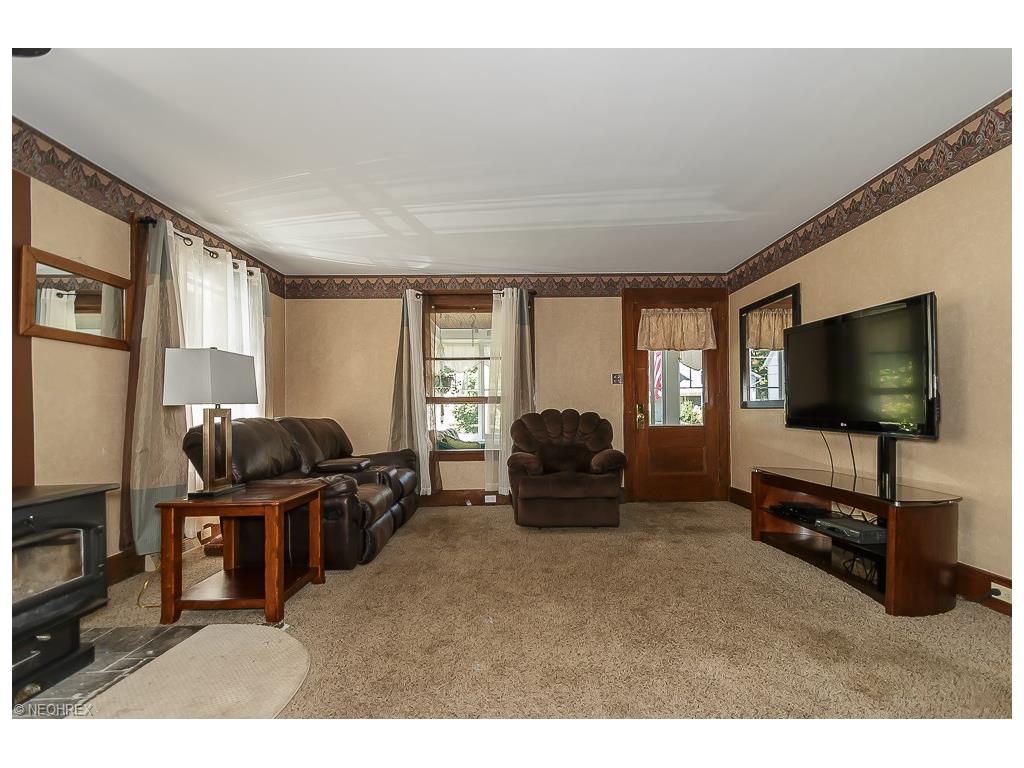 114 Moffet Ave, Chardon, OH 44024