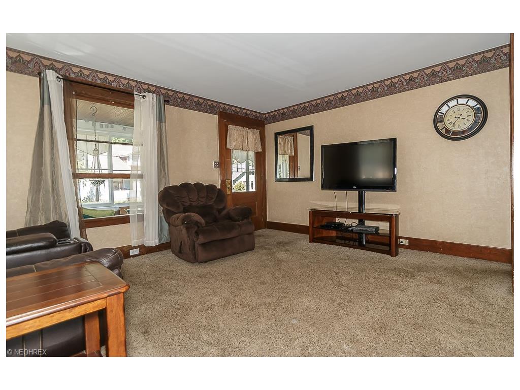 114 Moffet Ave, Chardon, OH 44024