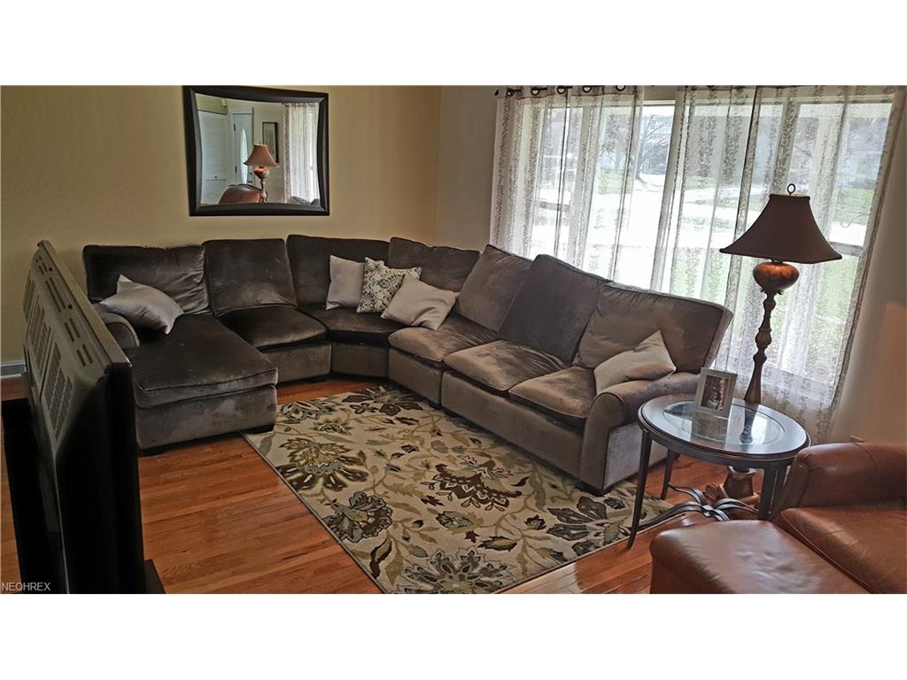 26932 Sudbury Dr, North Olmsted, OH 44070