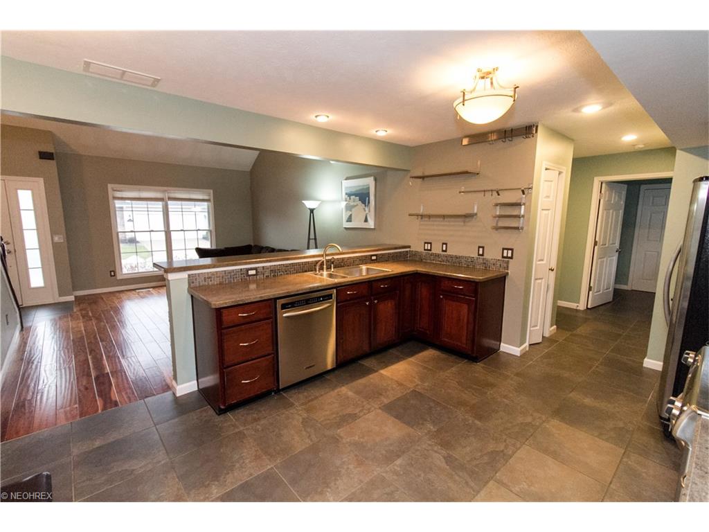 1230 Quartz Ct, Willoughby, OH 44094