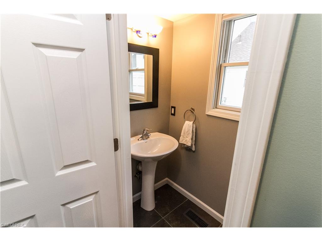 1230 Quartz Ct, Willoughby, OH 44094