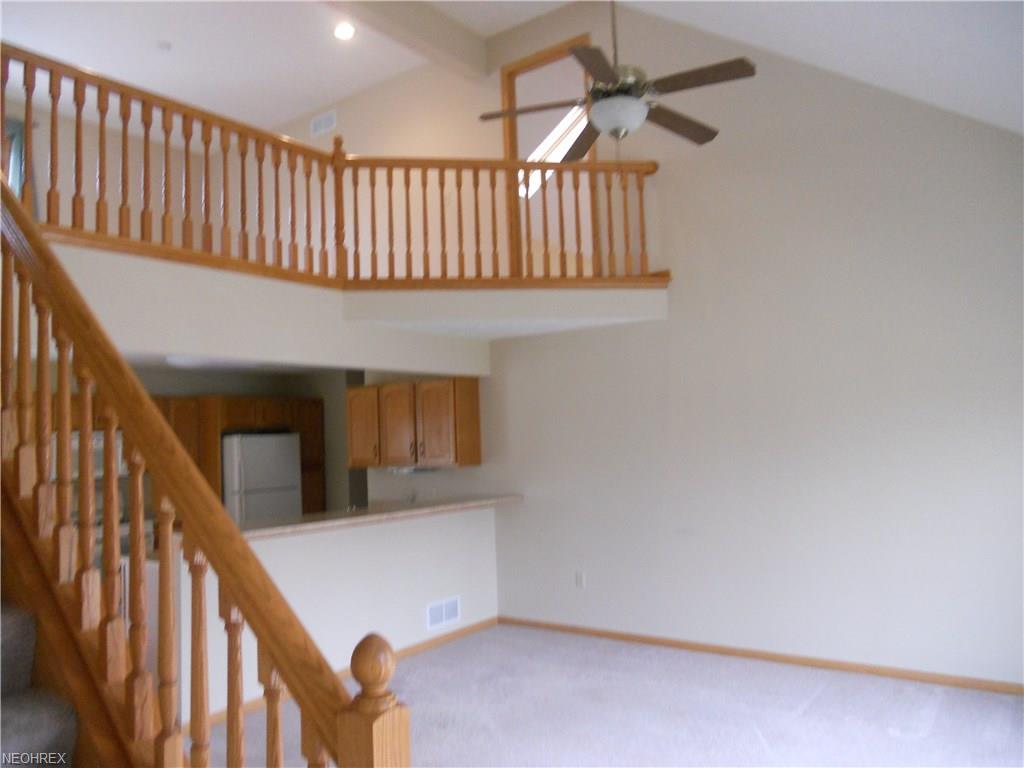 1221 Stonebridge Dr, Willoughby, OH 44094