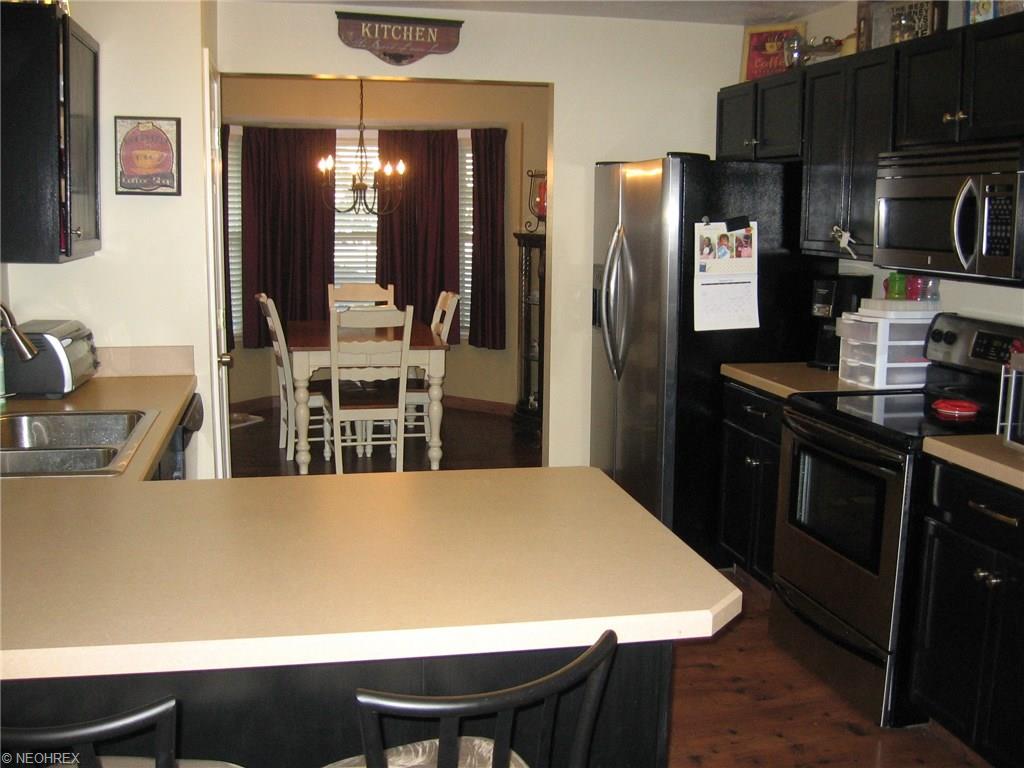 211 Heather Ln, Eastlake, OH 44095