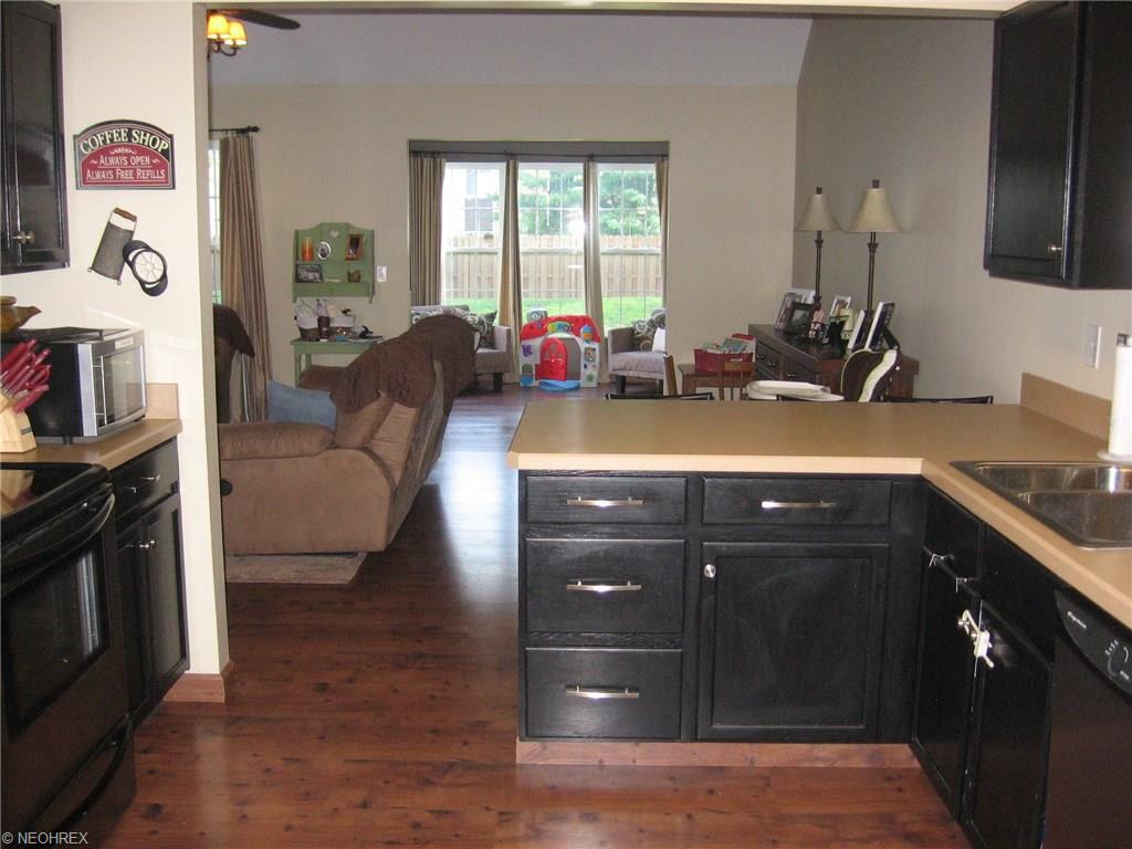 211 Heather Ln, Eastlake, OH 44095