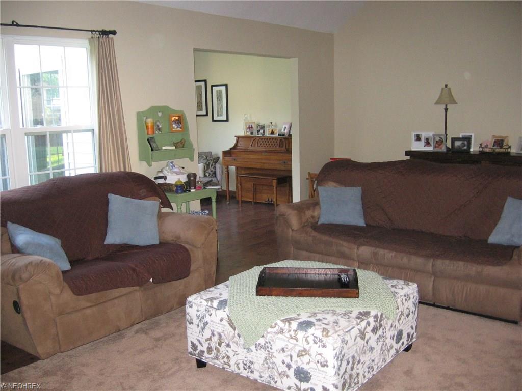 211 Heather Ln, Eastlake, OH 44095