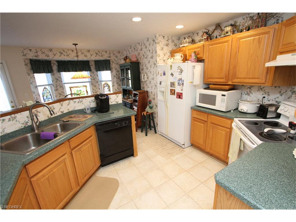 36585 Garretts Cove Dr, Eastlake, OH 44095