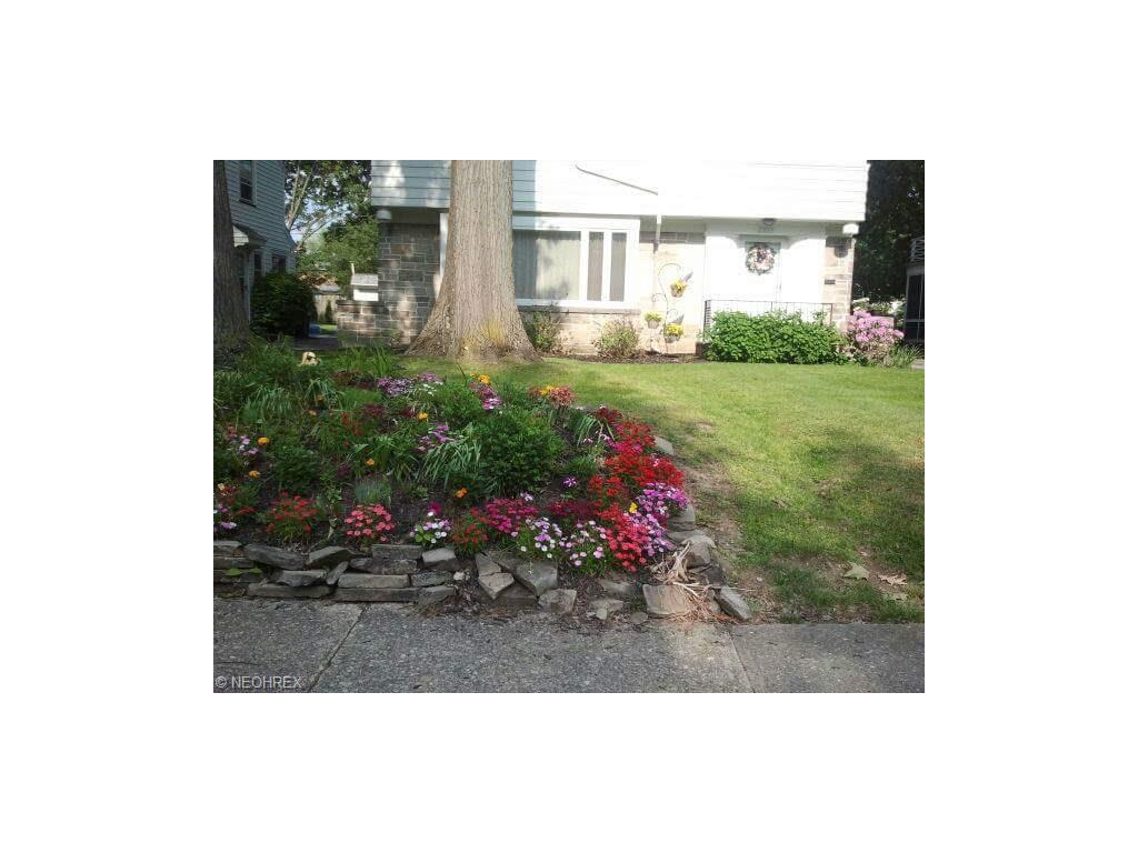 2327 Loyola Rd, University Heights, OH 44118