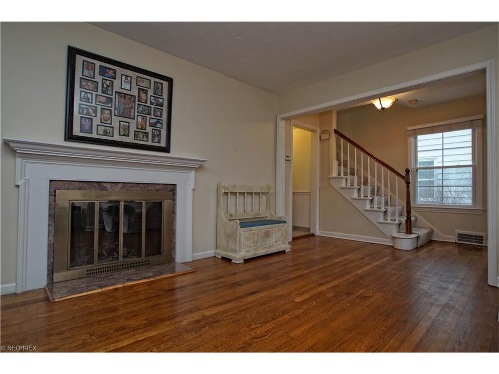 2327 Loyola Rd, University Heights, OH 44118