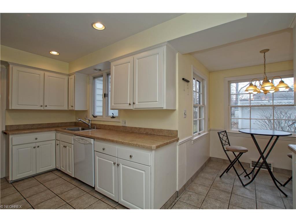 2327 Loyola Rd, University Heights, OH 44118