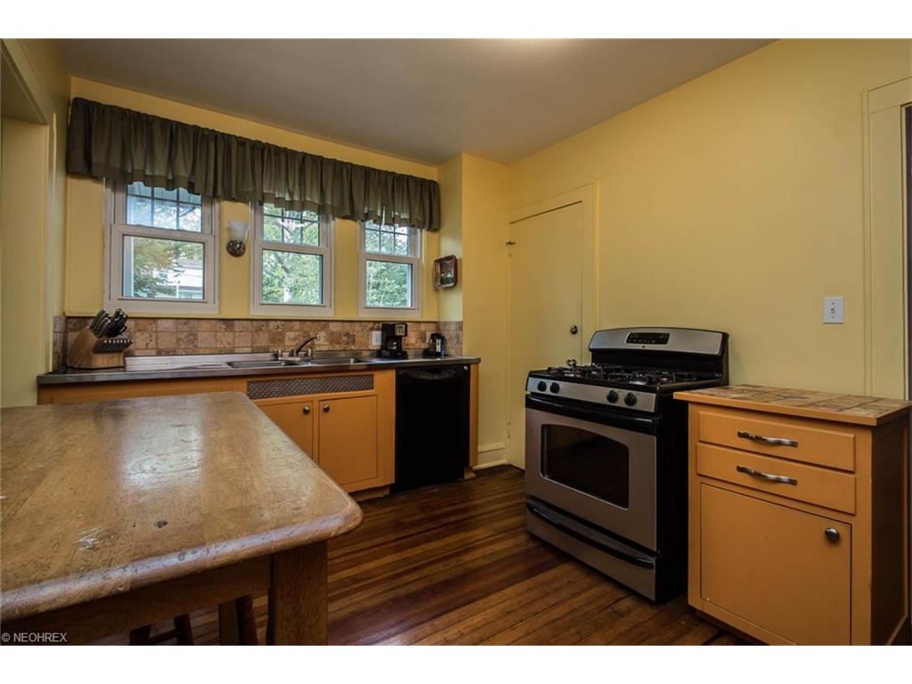 2900 Huntington Rd, Shaker Heights, OH 44120
