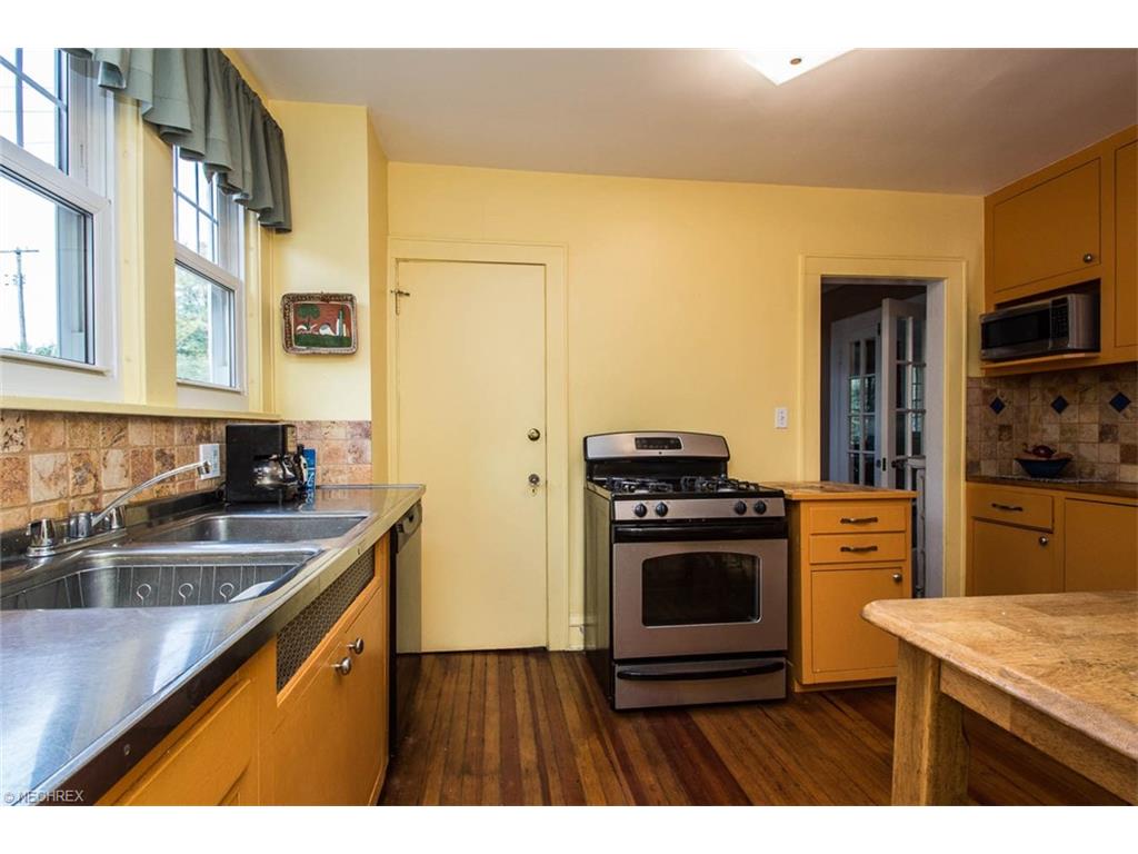 2900 Huntington Rd, Shaker Heights, OH 44120