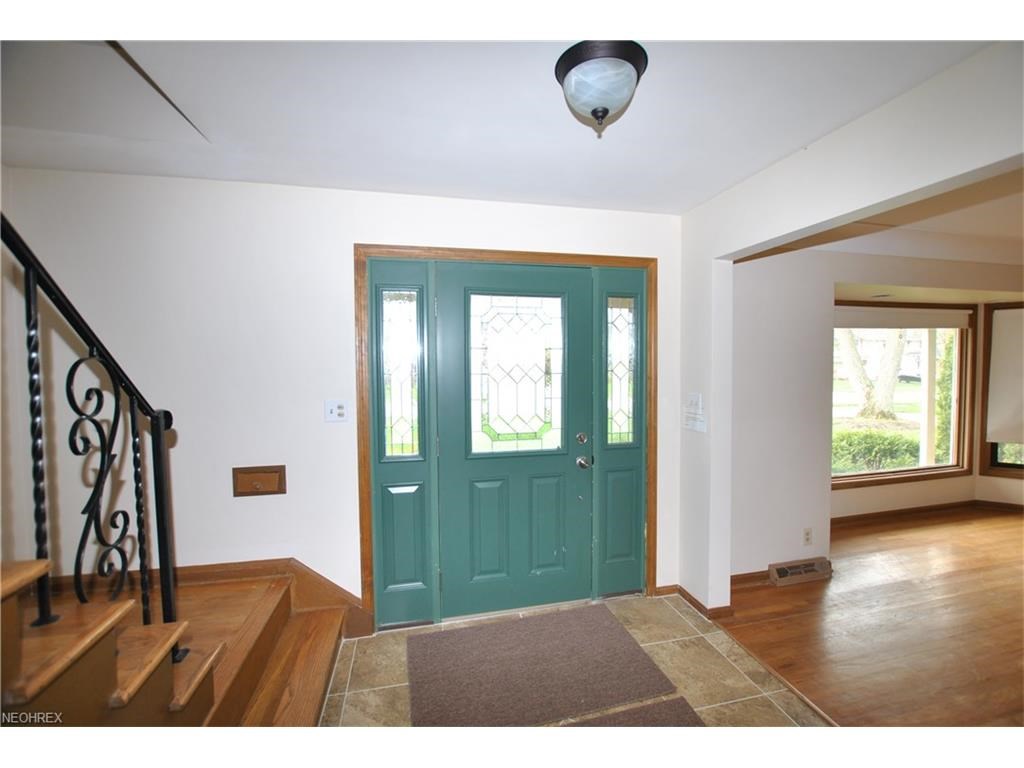 5405 Chickadee Ln, Lyndhurst, OH 44124