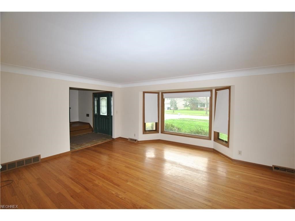 5405 Chickadee Ln, Lyndhurst, OH 44124