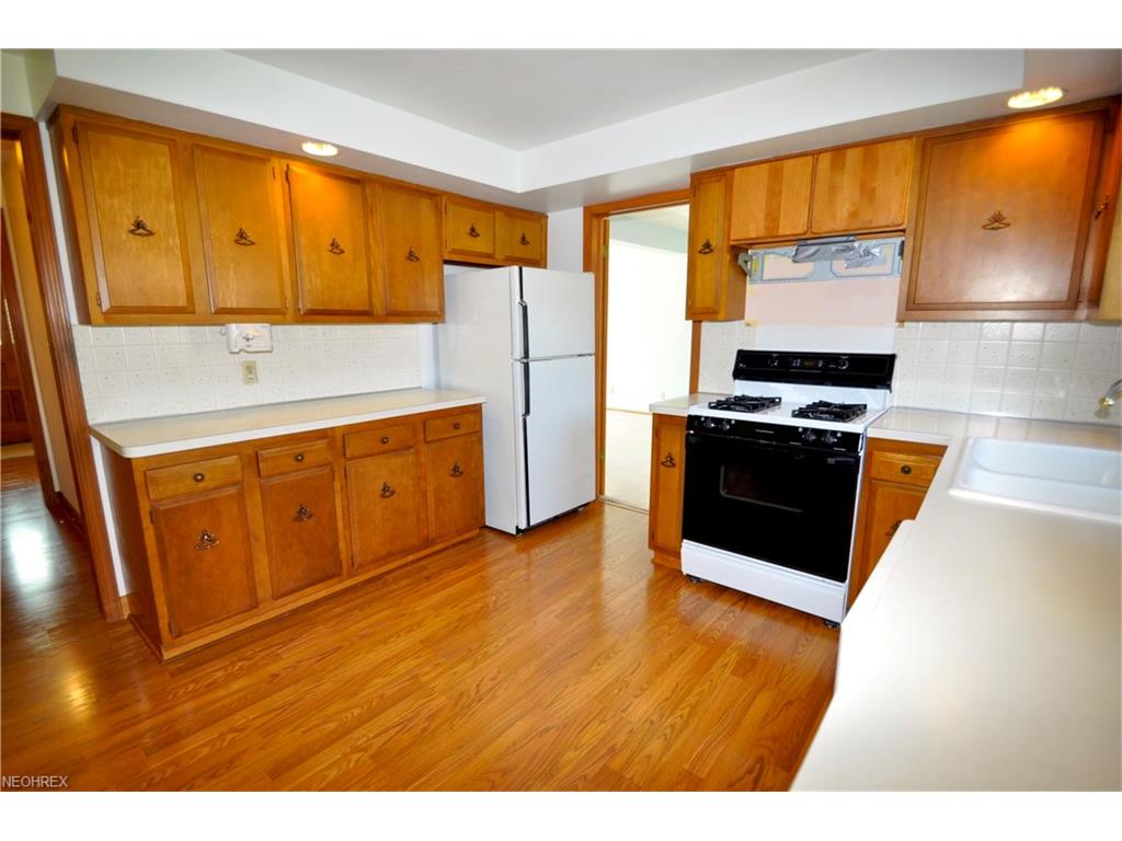9366 Stoney Creek Ln, Parma Heights, OH 44130