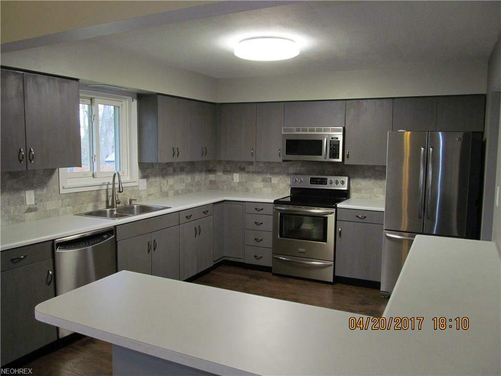 15628 Creekwood Ln, Strongsville, OH 44136