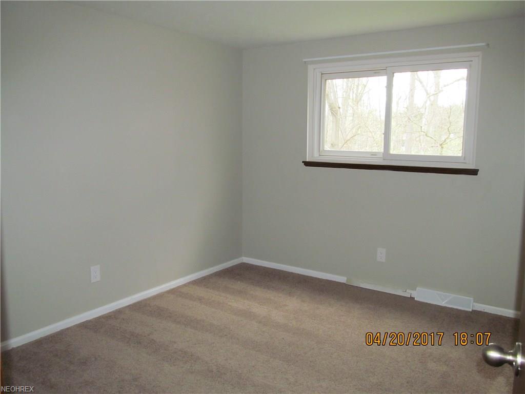 15628 Creekwood Ln, Strongsville, OH 44136