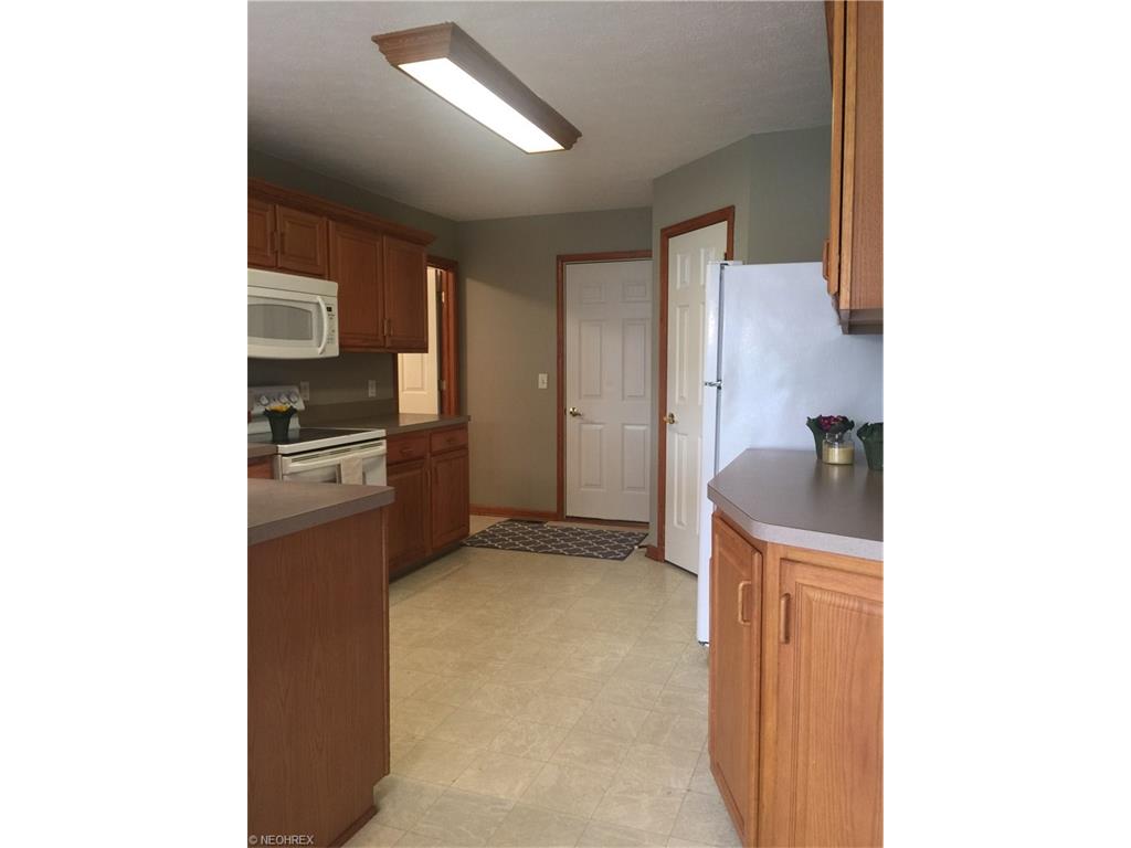 9085 West Windsor Dr, Olmsted Falls, OH 44138