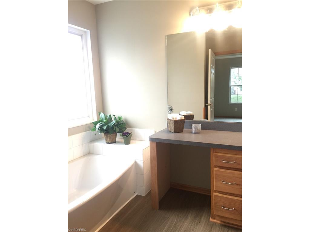 9085 West Windsor Dr, Olmsted Falls, OH 44138