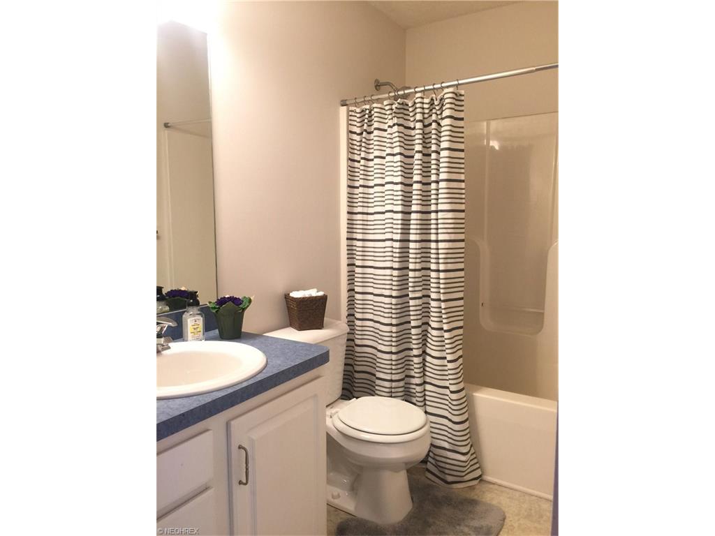 9085 West Windsor Dr, Olmsted Falls, OH 44138