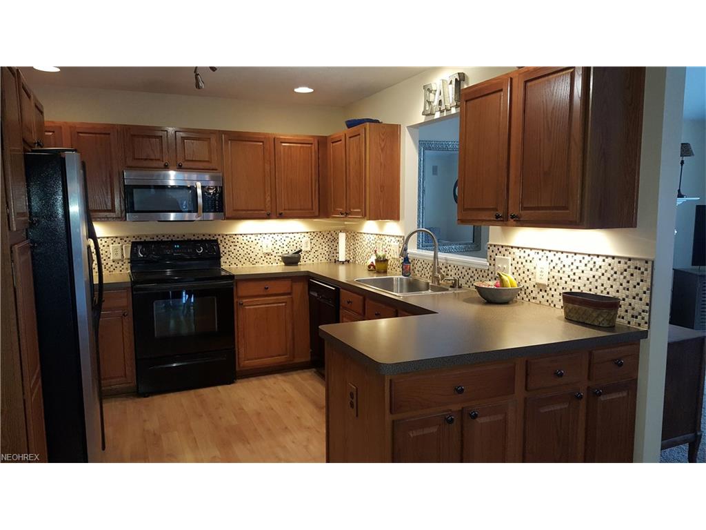 8950 Ashwood Ct, Olmsted Falls, OH 44138