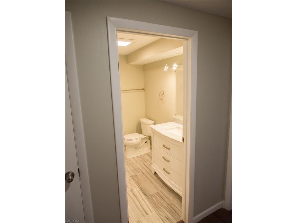 949 Wenso Rd, Bedford, OH 44146