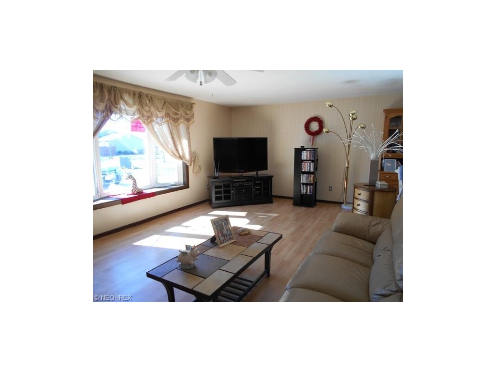 16435 Walnut Creek Dr, Strongsville, OH 44149