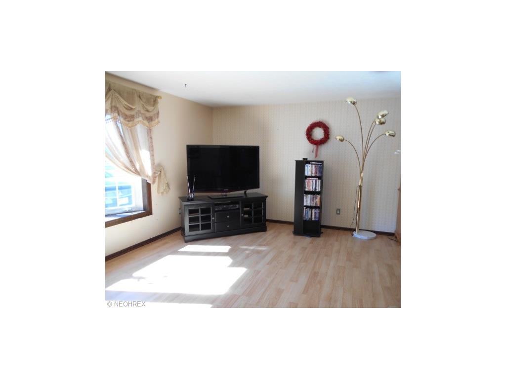 16435 Walnut Creek Dr, Strongsville, OH 44149