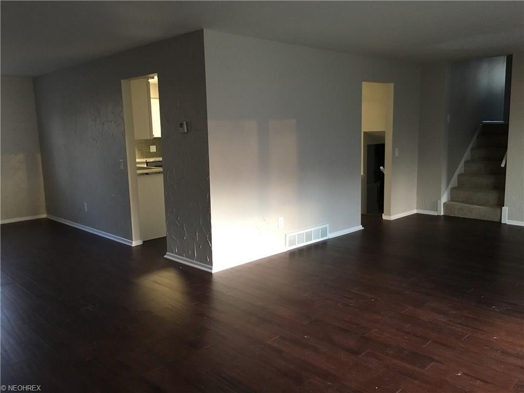 16015 Walnut Creek Dr, Strongsville, OH 44149